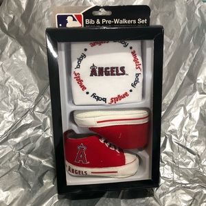 ✨NWB✨❤️Bib & Pre-Walkers Set❤️